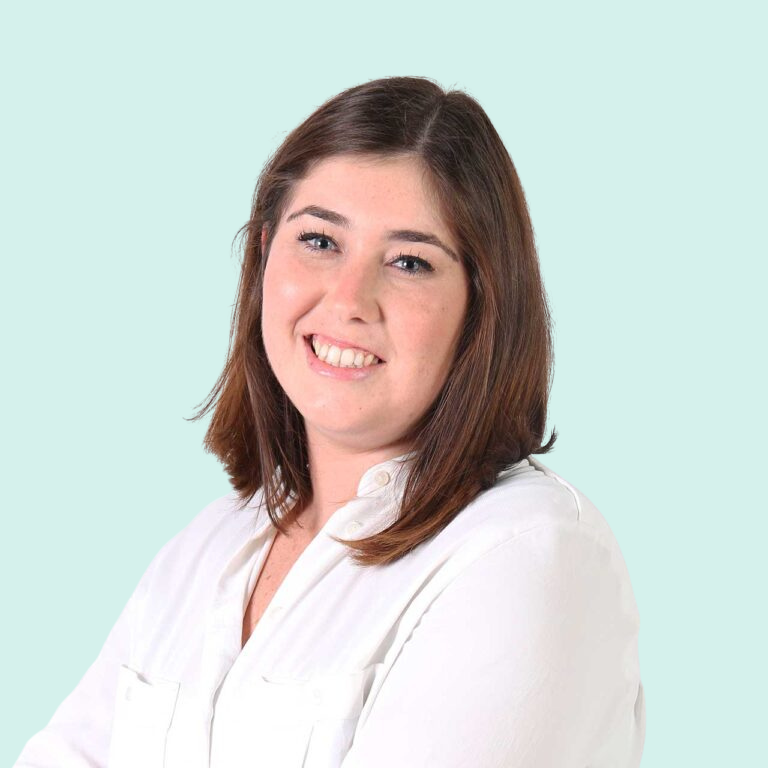 Margarida Sabino, terapeuta ocupacional pediátrica, a sorrir para a câmera.